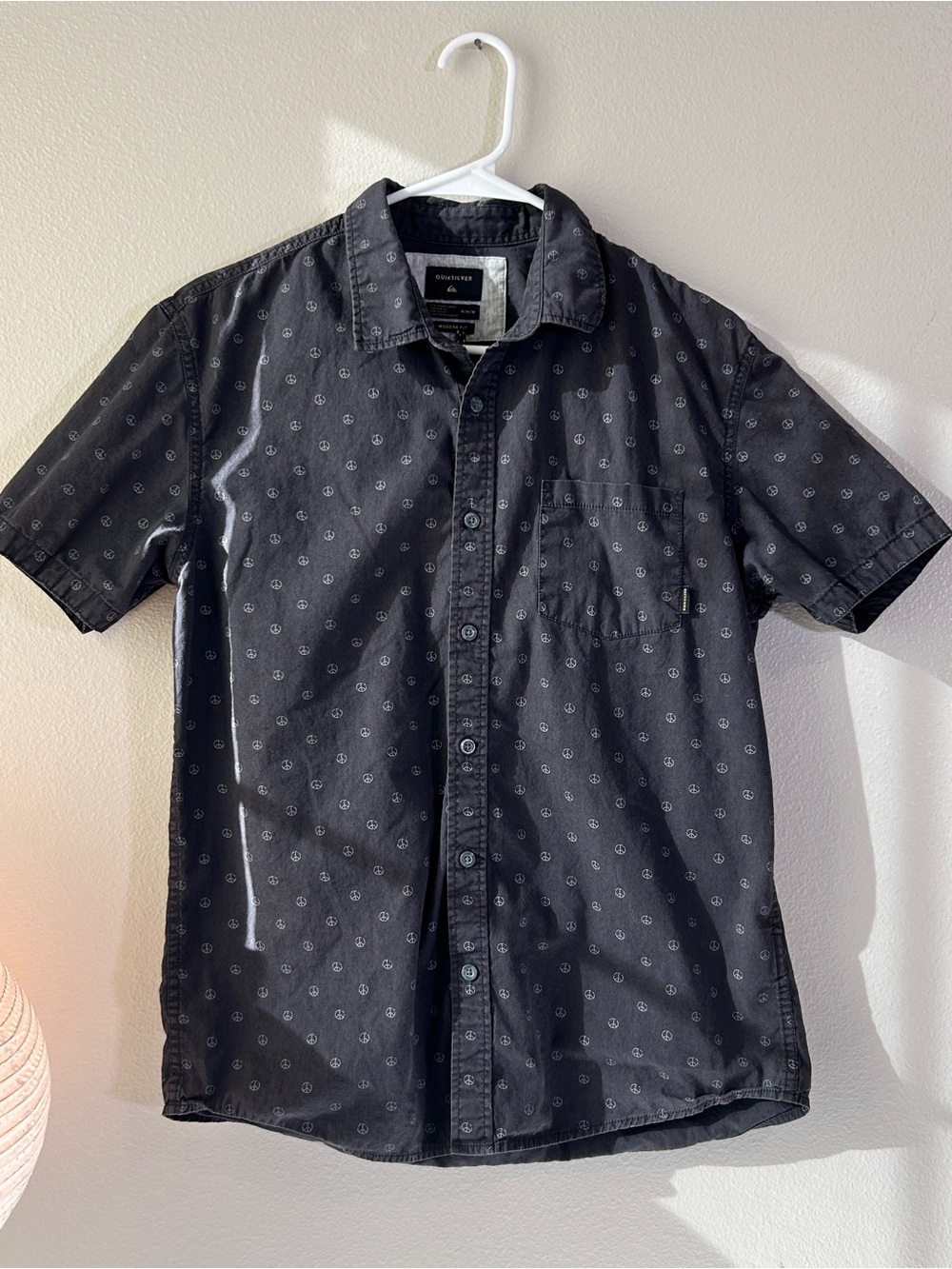 Quiksilver Men’s M Gray Modern Fit Short Sleeve Peace Print Button-Up Shirt